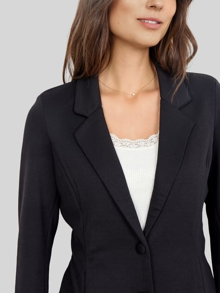 Frauenmodel trägt Slim Fit Blazer mit 2-Knopf-Verschluss Modell 'SC-DANIELA 1' von Soyaconcept, unifarben, Nahaufnahme Oberkörper. Das Material zeigt glatte Textur mit Viskose-Anteil, Reverskragen und langarm Design.