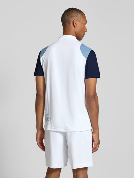 Männermodel trägt Regular Fit Sport-T-Shirt im Colorblock-Design von Lacoste, weiß mit blauen Ärmeln, Herren Sport-T-Shirt, Ganzkörperansicht Rückansicht.