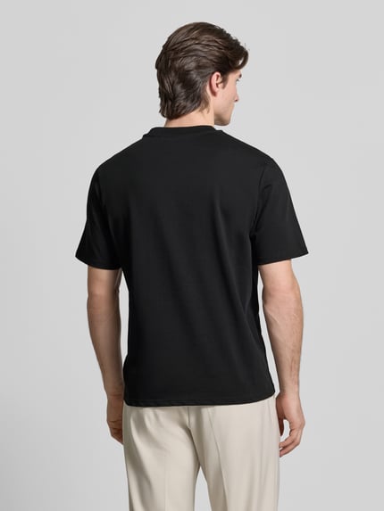 Männermodel trägt T-Shirt mit Label-Detail von Antony Morato in Schwarz, reine Baumwolle, Regular Fit, Rückenansicht Ganzkörperansicht.
