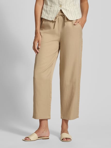 Frauenmodel trägt Wide Leg Joggpants aus Lyocell-Leinen-Mix von Marc O'Polo in Optik: Unifarben, Passform: Wide-Fit, O-Shape, Tunnelzug, Bundabschluss: Elastisch, seitliche Eingrifftaschen, Materialstruktur weich, beige, Ganzkörperansicht von vorne.
