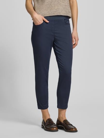 Kobiece modelka nosi Caprihose mit elastischem Bund Modell 'Pamina' von Raphaela By Brax, krój regular fit, granatowy, bawełniano-elastanowa tkanina, Szerokość w rozmiarze 36K: 35 cm, długość nogawki wewnętrznej: 62 cm, zbliżenie na dolną część sylwetki, widok z przodu.
