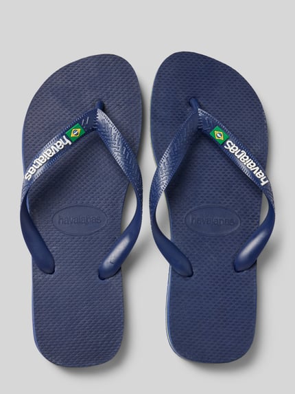 Produktfoto, Slippers mit Logo-Detail Modell 'Brasil' von Havaianas, detal z logo, zaokrąglony krój, otwarta pięta, wysokość obcasa: 2 cm, wysokość cholewki: 7 cm, kolor granatowy, teksturowana powierzchnia