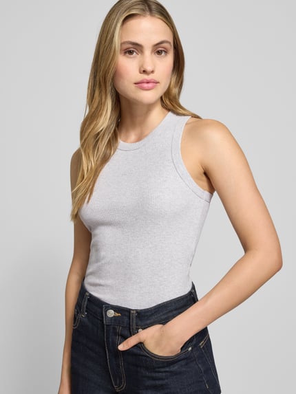 Vrouwenmodel draagt Tanktop in Ripp-Optik met Rundhalsausschnitt van Scotch & Soda, lichtgrijs, slim fit, katoenen-elastaan, close-up bovenlichaam.