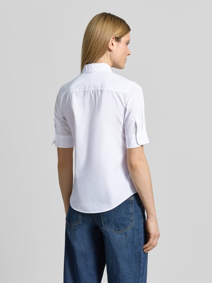 Frauenmodel trägt Oversized Hemdbluse aus reiner bawełna Modell 'The Summer Shirt' von HUGO, efekt: jednolity kolor, krój oversized, kołnierzyk koszulowy, wyhaftowane logo, dekolt w serek, listwa guzikowa, krótki rękaw z wywinięciem, lekko zaokrąglone wykończenie dołu, popelina; całkowity widok z tyłu