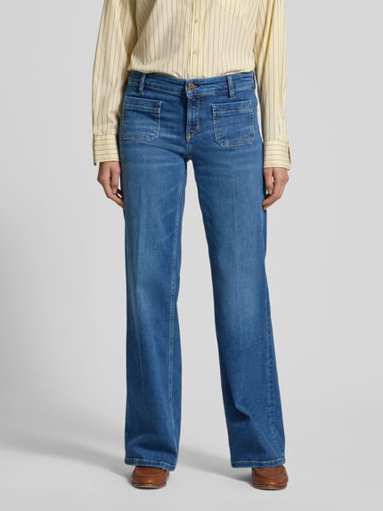 Frauenmodel trägt Wide Leg Jeans mit aufgesetzten Taschen Modell 'Tess' von Cambio in Blau, elastischer Baumwoll-Mix, Ganzkörperansicht von vorne.