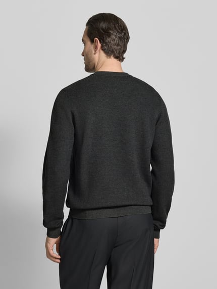 Männermodel trägt Regular Fit Pullover mit Schurwoll-Anteil Modell 'SETAL' von HUGO in Optik: Unifarben, Piqué-Struktur, Ganzkörperansicht Rückansicht.