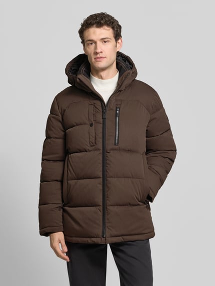 Männermodel trägt Steppjacke mit vielen Reißverschlusstaschen von s.Oliver RED LABEL, unifarben, Struktur, Kapuze, Ganzkörperansicht von vorne