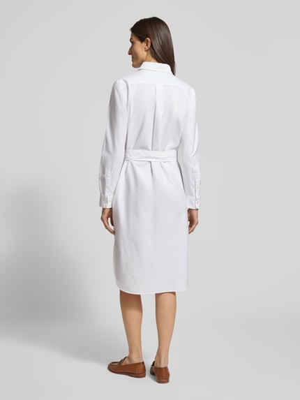 Vrouwenmodel draagt Midikleid met Knopfleiste van Polo Ralph Lauren, wit katoen, getailleerd, hemdkraag, riem, rugaanzicht, geheel.
