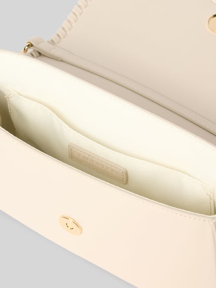 Produktfoto, handtas in beige met labeldetail, hoofdvak met omslag en magneetsluiting, model 'LILJENDAL' van Seidenfelt, verstelbare schouderband, breedte 21 cm, lengte 15 cm, diepte 5 cm, bandlengte 133 cm