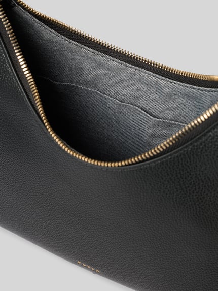 Productfoto, Shoulder Bag uit echt leer met logodetail Model 'Goccia' van FURLA, zwart, zichtbaar hoofdvak met ritssluiting, textuur leer