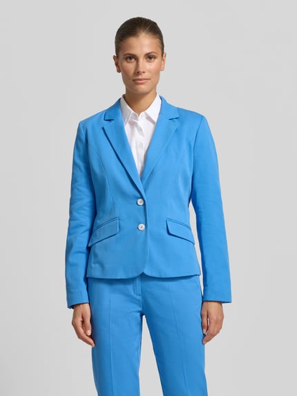 Frauenmodel trägt Blazer mit Pattentaschen und Reverskragen von More & More, leuchtend blau, Baumwoll-Mix mit Stretch, taillierter Schnitt, Ganzkörperansicht von vorne.