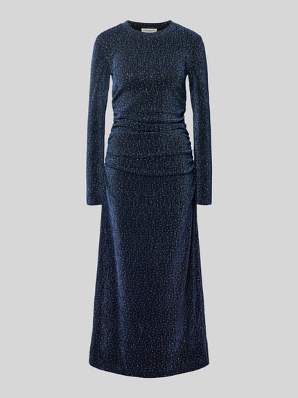 Produktfoto, schimmerndes Maxikleid mit Rundhalsausschnitt Modell 'Beatri' von LOLLYS LAUNDRY in dunkelblauer A-Linie mit Drapierungen, sichtbare Glanz-Textur, Kontext: Damen Maxikleid, A-Linie, schimmernd, Rückenlänge 138 cm, Brustweite 35 cm, Ärmellänge 64 cm
