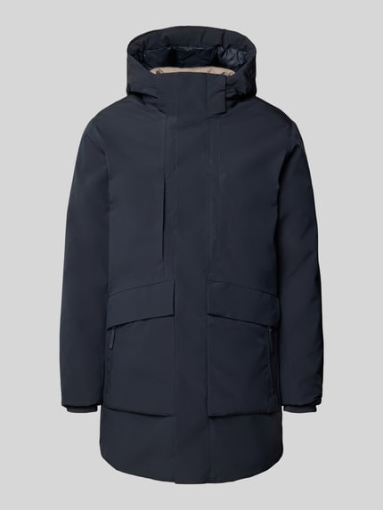 Produktfoto, granatowa parka z kapturem i kieszeniami z patką Model 'LAMOON' od JACK & JONES premium, krój regular fit, zapięcie ukryte na zamek błyskawiczny, długość tyłu w rozmiarze M: 91 cm, szerokość ramion w rozmiarze M: 48 cm, szerokość klatki piersiowej w rozmiarze M: 62 cm, długość rękawów w rozmiarze M: 66 cm