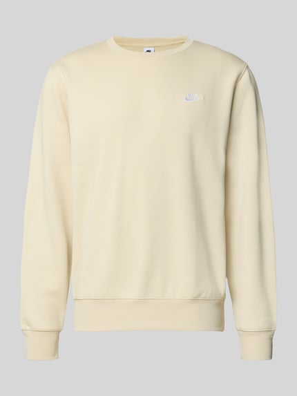 Produktfoto, Sweatshirt mit Label-Stitching und Rundhalsausschnitt von Nike aus Baumwoll-Mix in Regular-Fit, hellbeige, glatte Textur.