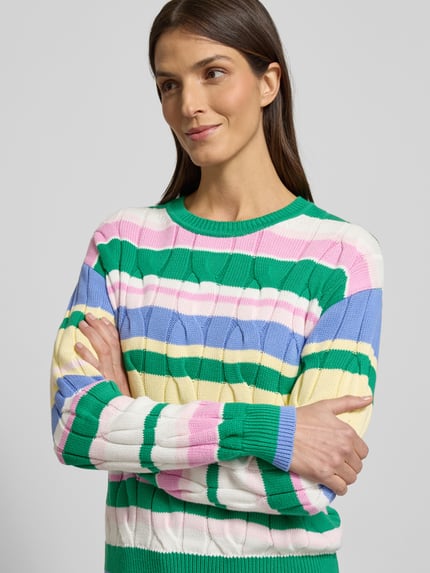 Frauenmodel trägt Regular Fit Pullover in Strick-Optik von Christian Berg Woman, bunt gestreift, reine Baumwolle, Nahaufnahme Oberkörper.