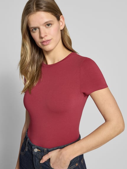 Vrouwenmodel draagt Slim Fit T-Shirt met ronde hals van Review, kort, elastisch katoenmix, rood, maat S, vooraanzicht van het bovenlichaam.