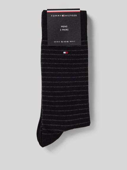Produktfoto, Socken im 2er-Pack von Tommy Hilfiger aus Baumwollmischung mit Stretch-Anteil, elastischer Bund, Logo-Stickerei, schwarze Grundfarbe mit feinen Streifen, verstärkte Belastungszonen