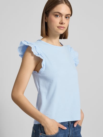 Frauenmodel trägt Regular Fit T-Shirt aus reiner Baumwolle Modell 'PANDRIA' von Pieces, hellblau, unifarben, Jersey, Rundhals, Nahaufnahme Oberkörper.