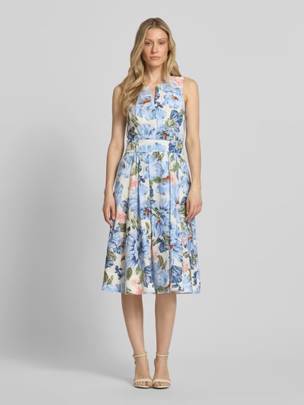 Vrouwenmodel draagt midi-jurk met bloemen all-over print van Oui, puur katoen, getailleerde pasvorm, plooienlook, mouwloos design, ruglengte bij maat 36: 111 cm, borstwijdte bij maat 36: 43 cm, volledig lichaam aanzicht van voren.
