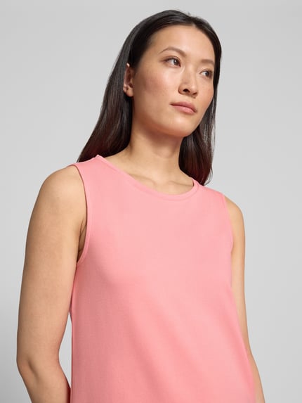 Frauenmodel trägt Relaxed Fit Freizeitkleid aus Viskose-Mix von Tom Tailor in Rosa, glatte Textur, Nahaufnahme Oberkörper, Damen Freizeitkleid von Tom Tailor.
