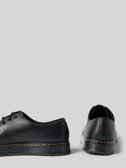 Produktfoto, schwarze Schuhe aus echtem Leder Modell 'Brookline' von Dr. Martens mit abgerundeter Passform, Schnürverschluss, profilierter Sohle und sichtbarer Naht, Absatzhöhe 4 cm, Schafthöhe 6 cm, Schaftweite 12 cm, neutrale graue Fläche