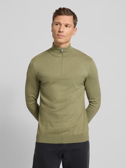 Męski model nosi Regular Fit troyer z prążkowanej dzianiny Model 'BERG' od SELECTED HOMME, jednokolorowy, wyhaftowane logo, bawełna, zamek błyskawiczny. Ganzkörperansicht von vorne.