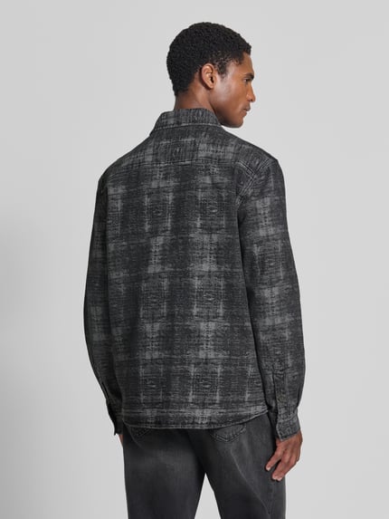 Männermodel trägt Regular Fit Hemdjacke aus reiner Baumwolle von Antony Morato, dunkler Denim-Look, dezentes Karomuster, Ganzkörperansicht Rückansicht.