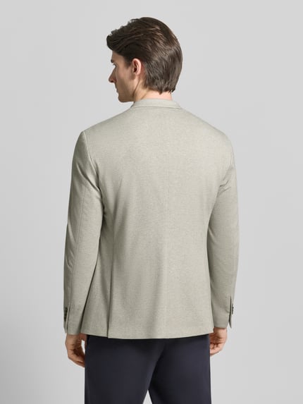 Männermodel trägt Modern Fit 2-Knopf-Sakko mit Reverskragen von Pierre Cardin, Baumwoll-Mix mit Stretch-Anteil, Eingrifftaschen, Label-Detail, Rückenlänge 73 cm, Schulterbreite 46 cm, Ärmellänge 65 cm, Ganzkörperansicht Rückansicht.