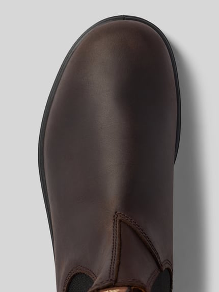 Produktfoto, Boots aus Leder mit elastischen Einsätzen von Blundstone, brązowa naturalna skóra, zaokrąglony czubek, zakładana przez głowę, detal z logo, wysokość obcasa 3 cm, wysokość cholewki 15 cm, szerokość w rozmiarze 44: 10 cm