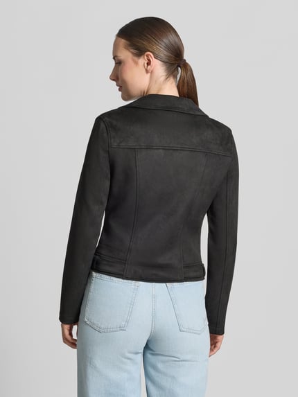 Vrouwenmodel draagt zwarte Regular fit kunstlederjacke met riemen aan de romp model 'JOSE' van VERO MODA, Dames, volledige achteraanzicht