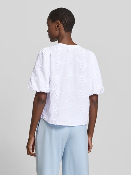 Frauenmodel trägt Regular Fit Bluse aus reiner Baumwolle von s.Oliver RED LABEL in Optik: Unifarben, Popeline, Ganzkörperansicht Rückansicht.