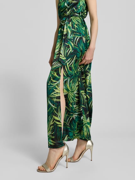 Vrouwenmodel draagt Maxikleid mit Bindegürtel van Apricot, A-lijn, all-over groen bladmotief, lichte stof met stretch, detailopname zijkant