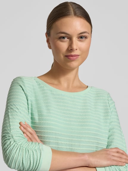Vrouwenmodel draagt Shaped Fit Sweatshirt uit katoen-viscose-mix van Tom Tailor Denim, mintgroen jacquard met streepstructuur, crew neck, geribde boorden, unicolor, Nahaufnahme bovenlichaam.