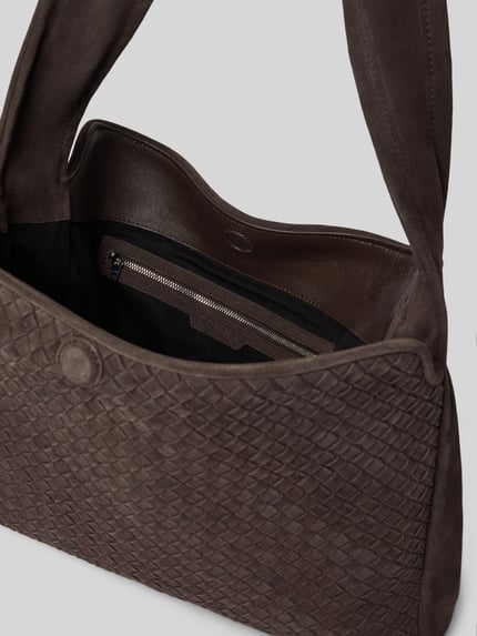 Produktfoto, torebka 'Handtasche mit Webmuster und Schulterriemen' von COMMA, brązowy kolor, tkany wzór, Główna przegroda z zapięciem na magnes, przegródka wewnętrzna zapinana na zamek błyskawiczny, szerokość w rozmiarze 1: 48 cm, długość w rozmiarze 1: 30 cm, głębokość w rozmiarze 1: 10 cm, długość paska na ramię w rozmiarze 1: 78 cm