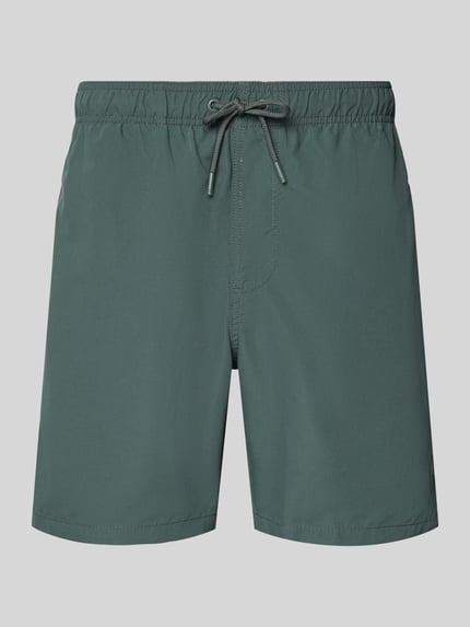 Produktfoto, Badehose mit Label-Patch Modell 'Mike' von Shiwi für Herren in Grün, Loose Fit, elastischer Bund mit Kordelzug, Gesäßleistentasche, glatte Textur