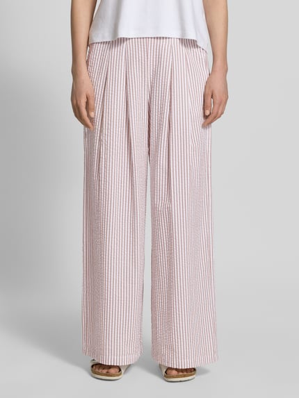 Vrouwenmodel draagt Wide Leg Hose mit elastischem Bund van Apricot, puur katoen, all-over look, bandwijdte maat S 37 cm, binnenbeenlengte S 73 cm, vooraanzicht vollichaam