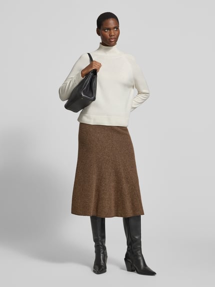 Vrouwenmodel draagt Midirok uit mix van viscose en katoen van Christian Berg Woman, bruin, A-lijn, deelnaad, bandwijdte maat 36: 38 cm, totale lengte maat 36: 81 cm, geheellichaamsvoorzijde.