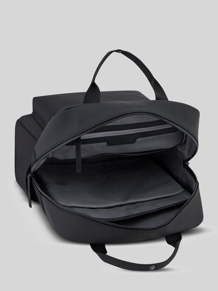 Produktfoto, Rucksack mit Label-Detail von Kapten & Son z mieszanki materiałów, główna przegroda z zamkiem błyskawicznym, uchwyt, pasek na ramię, boczna przegródka z zamkiem błyskawicznym, wymiary 28 cm szerokości, 37 cm długości, 12 cm głębokości, długość paska na ramię 62 cm.