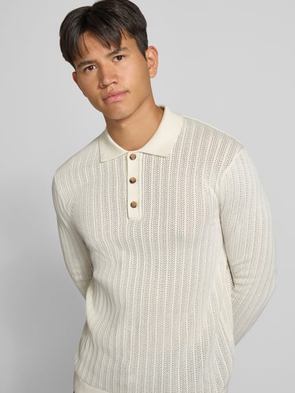 Männermodel trägt kremowe koszulka polo Regular Fit Poloshirt aus Baumwoll-Mix model 'MOON' von ONLY, prosta faktura, zdjęcie całej sylwetki z przodu, Herren Poloshirt von ONLY & SONS.