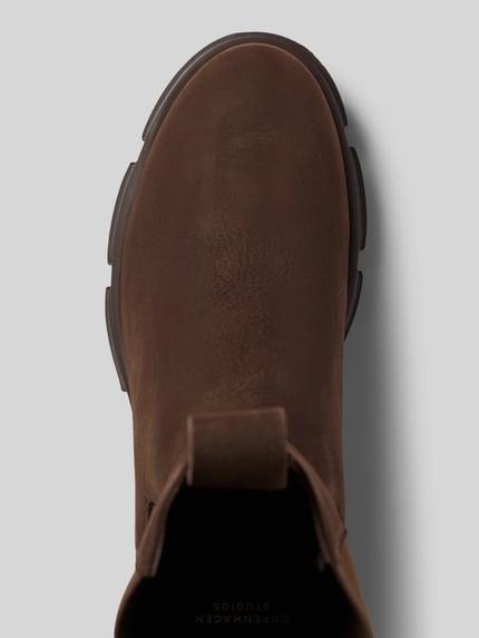 Produktfoto, Lederstiefel mit Label-Detail van Copenhagen, dames laars van echt leer, afgeronde pasvorm, structuurzool, bruin, detailopname, maat 39 hakhoogte 5 cm, schachthoogte 23 cm, schachtbreedte 13 cm