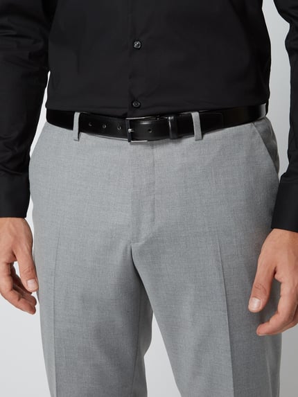 Männermodel trägt Gürtel mit Dornschließe von Christian Berg Men aus Leder-Mix, klassische Passform, Nahaufnahme Oberkörper.