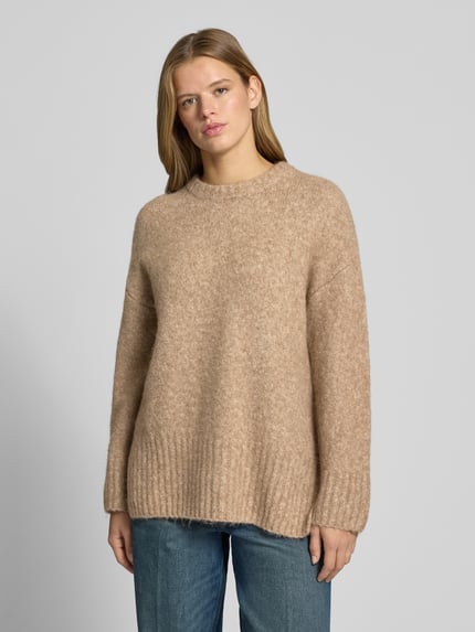 Frauenmodel trägt Pullover mit gerippten Abschlüssen von PIECES, Regular Fit, unifarben, Longline, Rundhals, langarm, Ganzkörperansicht von vorne.