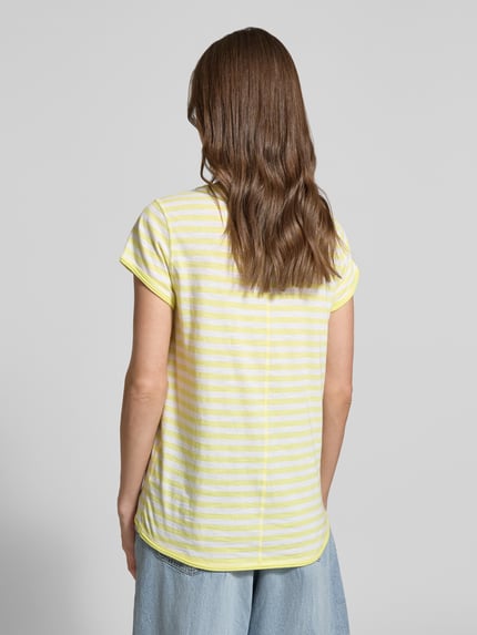 Frauenmodel trägt Regular Fit T-Shirt aus Baumwoll-Flammgarn von s.Oliver RED LABEL, Optik:Allover-Muster, Melange, Gestreift, Passform: Regular-Fit, Rundhals, Ärmelform: Kurzarm, Ärmelabschluss: Rollsaum, Rumpfabschluss: Rollsaum, Materialverarbeitung: Flammgarn, Material: Reine Baumwolle, Farben Gelb und Weiß, weiche Textur, Ganzkörperansicht Rückansicht.