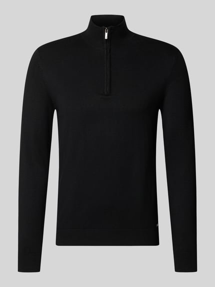 Produktfoto, Troyer mit Label-Applikation von MARKUP in Schwarz, gerade geschnitten, mit Troyer-Kragen und gerippten Abschlüssen, Viskose-Mix.