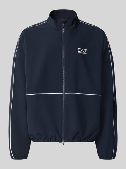 Produktfoto, Bomberka mit stójką i nadrukiem z logo 'Bomberjacke mit Stehkragen und Logo-Print' von EA7 Emporio Armani, prosty krój, zamek błyskawiczny dwustronny, elastyczne wykończenia, materiał funkcyjny VENTUS7, długość tyłu w rozmiarze M: 71 cm, szerokość ramion w rozmiarze M: 75 cm, szerokość w rozmiarze M: 66 cm, długość rękawów w rozmiarze M: 54 cm