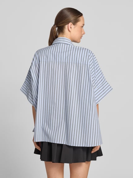 Vrouwenmodel draagt Oversized blouse met korte mouwen van puur katoen model 'JONKOE' van Essentiel Antwerp, volledige achteraanzicht.