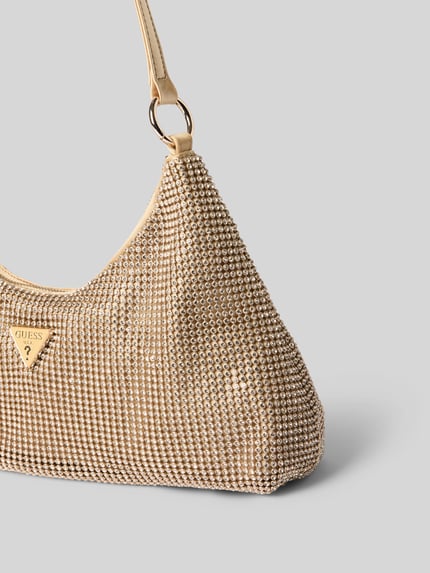 Produktfoto, Handtasche mit Ziersteinbesatz von GUESS in beige mit Met siersteentjes, Hoofdvak met ritssluiting, Labeldetail, schouderband, Breedte maat 1: 26 cm, Lengte maat 1: 18 cm, Diepte maat 1: 7 cm, bandlengte maat 1: 42 cm
