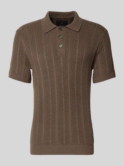 Produktfoto, Slim Fit Poloshirt mit Knopfleiste von Jack & Jones Premium, brauner Baumwoll-Mix mit strukturiertem Strick, Polokragen, kurze Ärmel, schlichte Knopfleiste, Rückenlänge 72 cm bei Größe M.