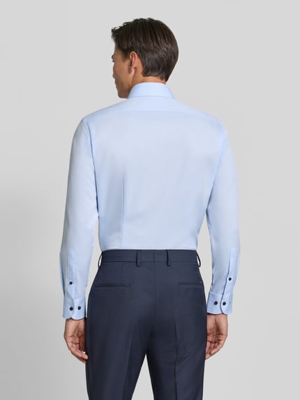 Männermodel trägt Modern Fit Businesshemd aus reiner Baumwolle von OLYMP in Hellblau, glatte Oberfläche, Ganzkörperansicht Rückansicht, Herren Businesshemd von OLYMP.