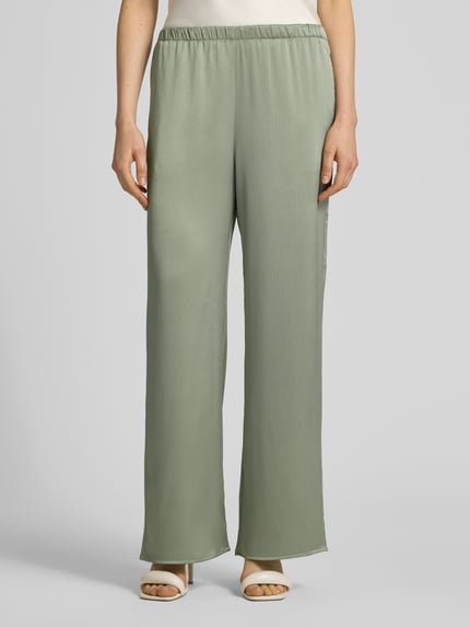 Frauenmodel trägt Wide Fit Hose aus Satin von Calvin Klein Womenswear, unifarben, elastischer Bund, Wide Leg, Nahaufnahme Oberkörper.